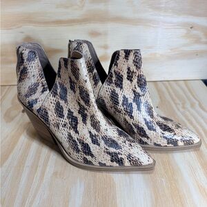 Vince Camuto VV-Gigietta Pointed Toe Western Snakeskin Booties